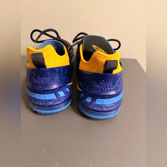 Youth Nike LeBron XVIII, Boy's Size 5 Black/ Gold/ Coast Concord, CW2760 006- - Picture 4 of 7